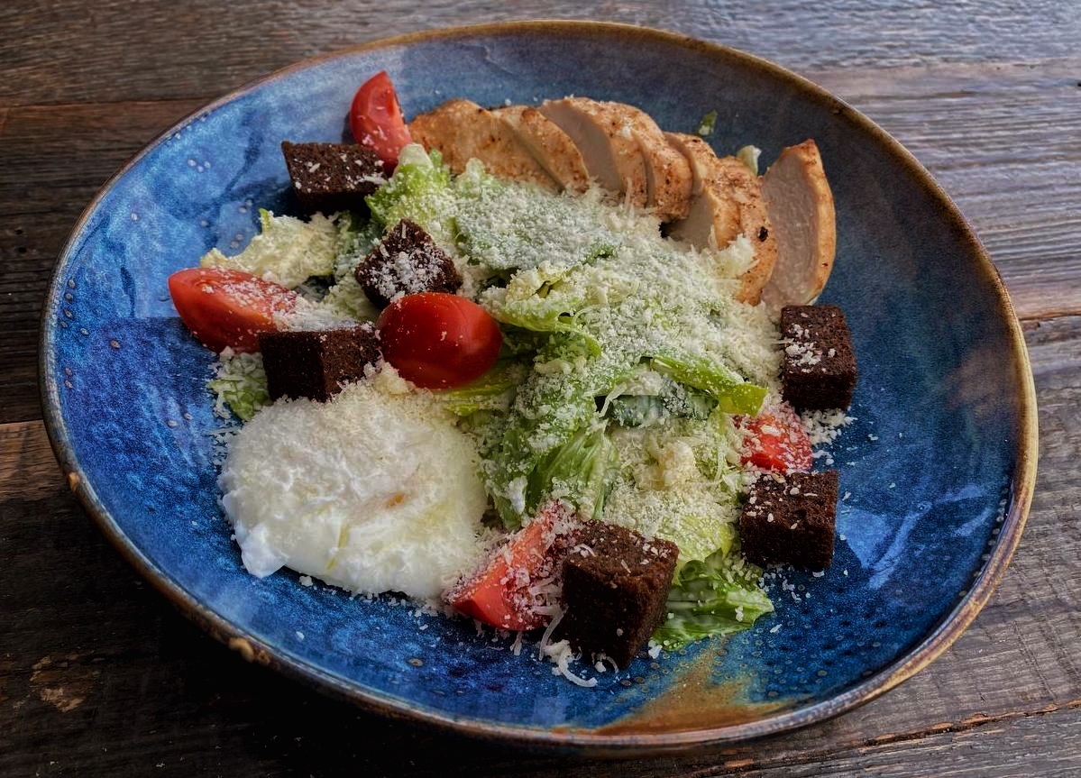 Цезарь жив с курицей