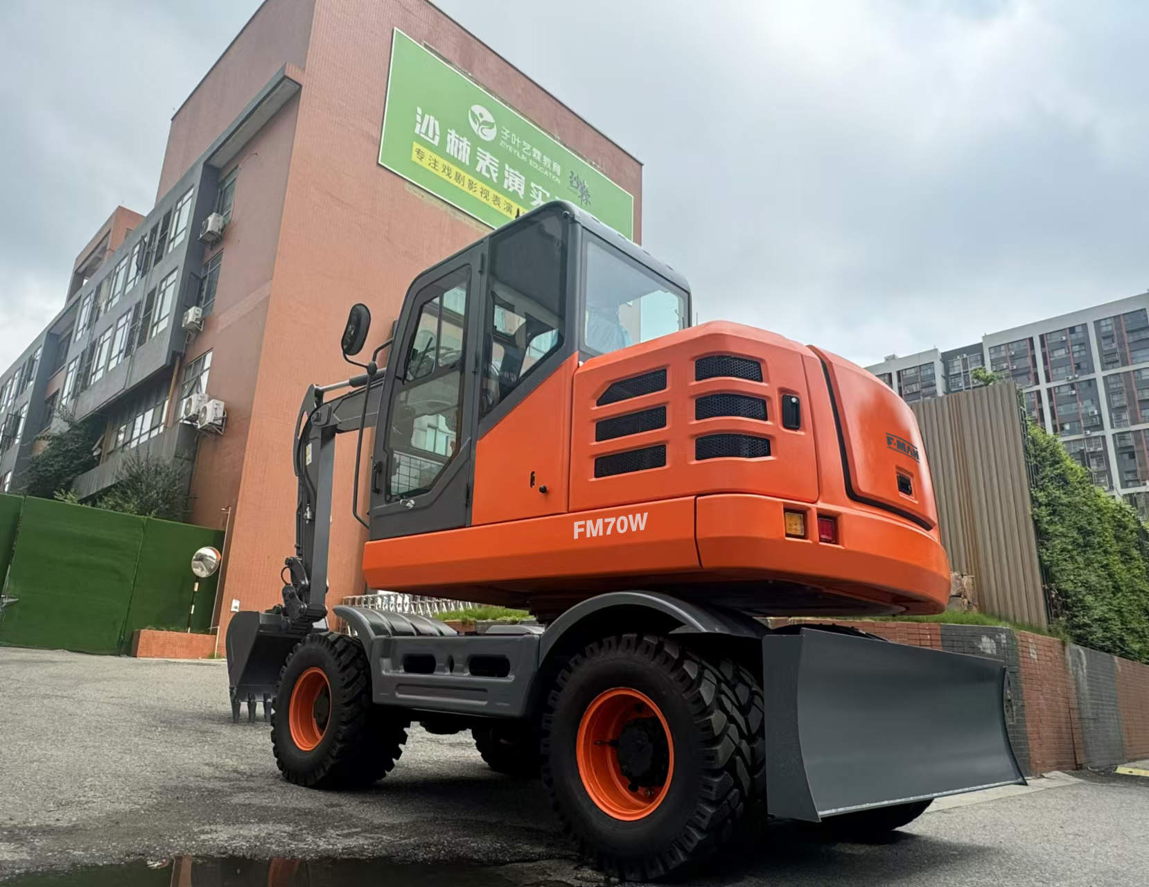 Колёсный экскаватор FM70W