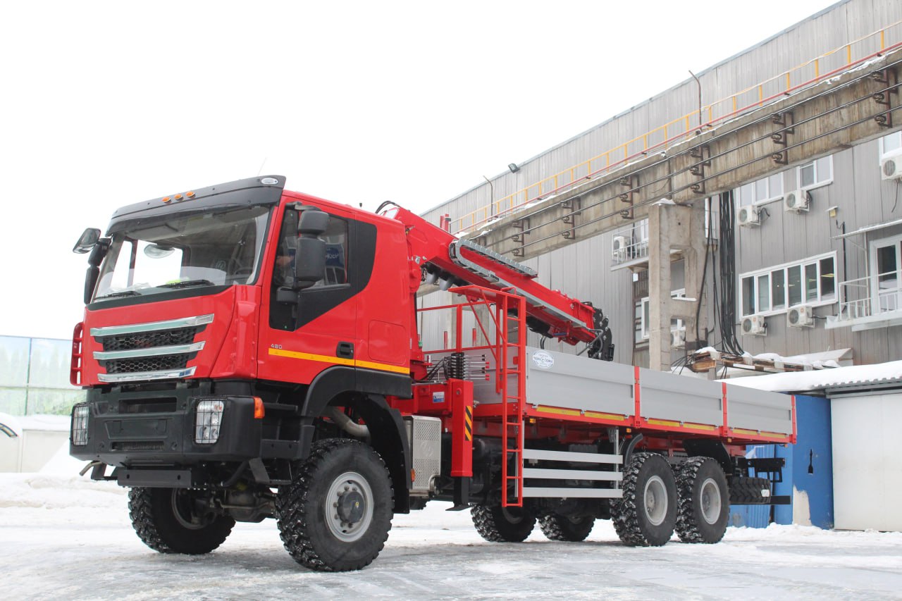 Бортовой автомобиль 6х6 AMT 632944 с буровой установкой