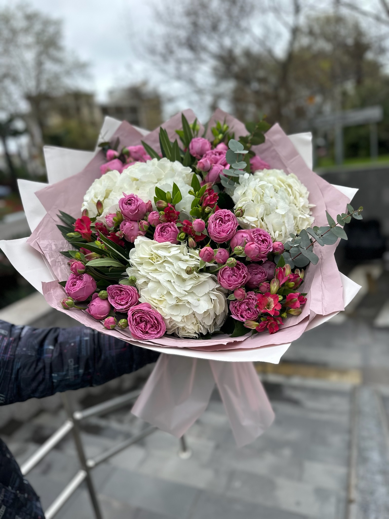 Авторский букет с белой гортензией и малиновыми розами «Малиновый снег»
