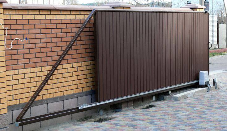 Металлический навес для автомобиля из поликарбоната установленный HALYKSTROY в частном секторе Алматы