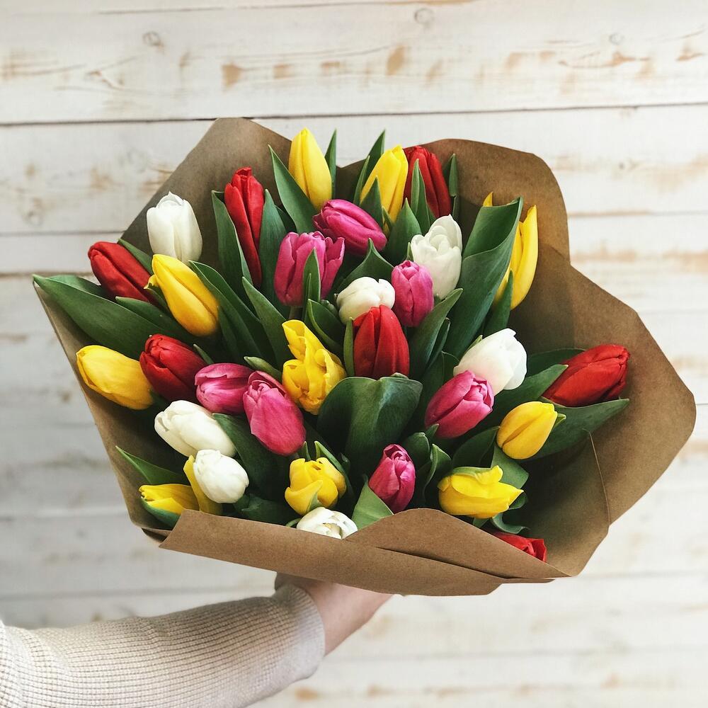 Букет 75 тюльпан микс. Тюльпаны в картонной упаковке. 31 тюльпан букет. Штучные тюльпаны. 31 тюльпан.