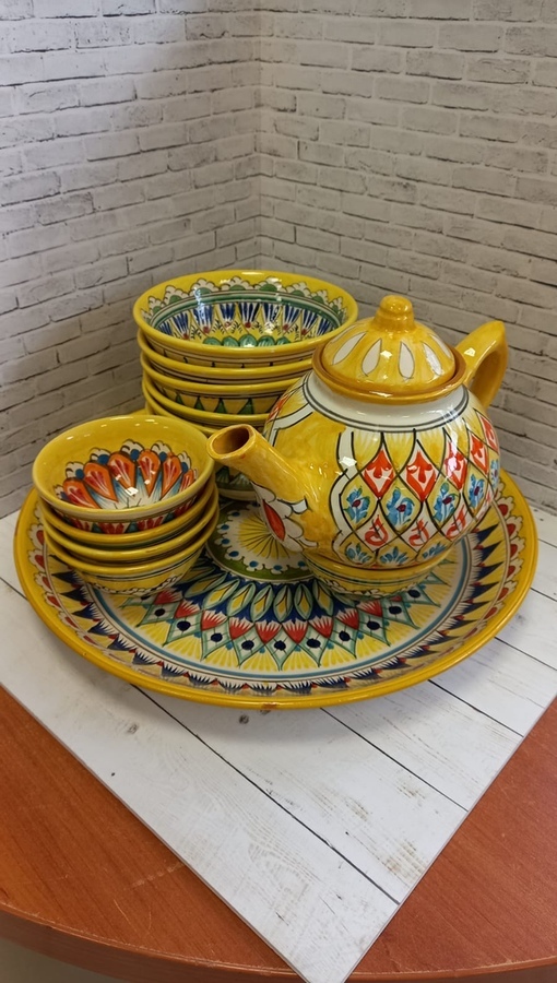 Желтая посуда. Чайник пиала. Иранская посуда желтая. Комплект чайник с пиалушками. Глиняная посуда покрытая глазурью