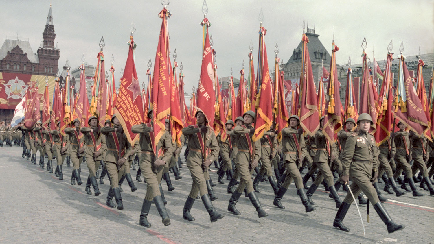 Марш советского союза. Парад Победы 9 мая 1945. Парад на красной площади 9 мая 1945. Красная армия парад 1945. Знамя Победы на параде Победы 1945 года на красной площади в Москве.