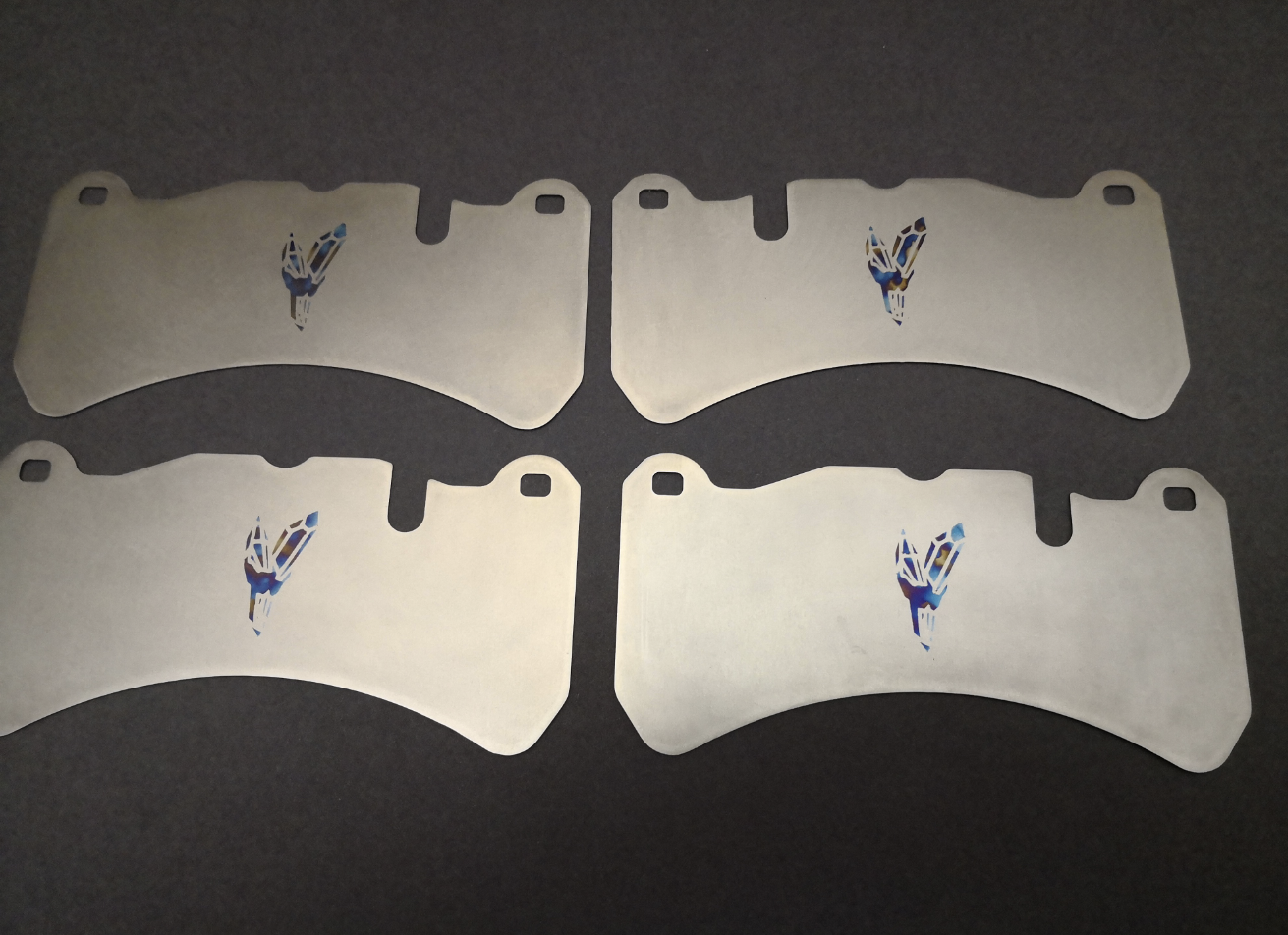 Titanium brake pad shims for Alfa Romeo Giulia/Stelvio 2.9 front brake caliper 510hps