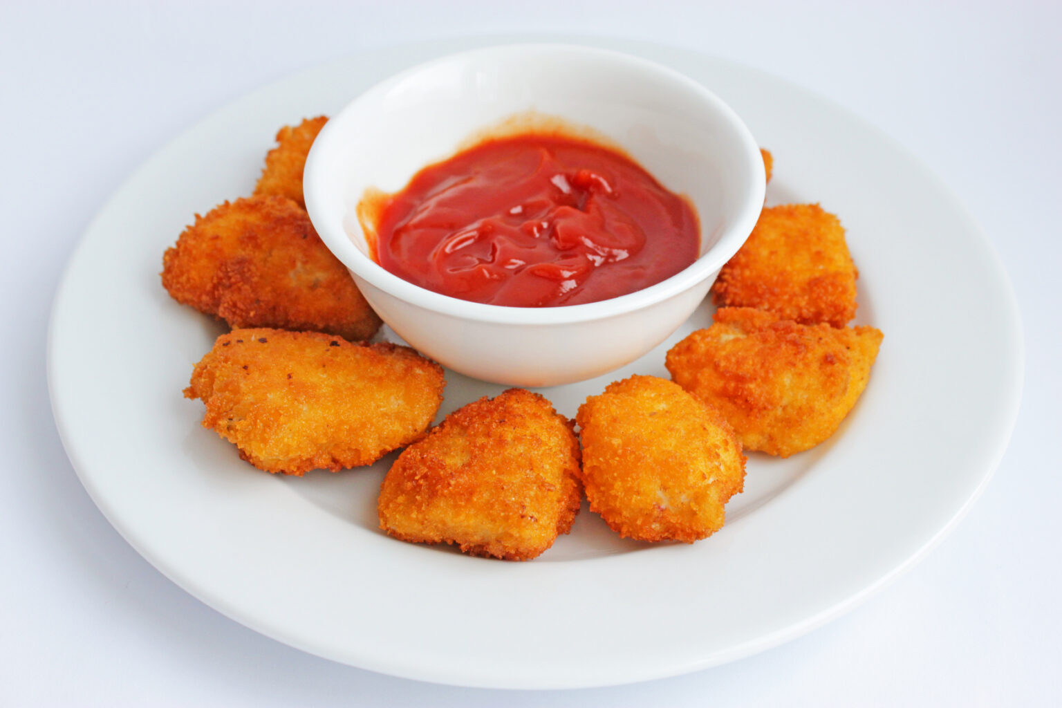 Наггетсы. Наггетсы. Наггетсы с сырным соусом. Наггетсы с соусом. Наггетсы из куриного фарша.