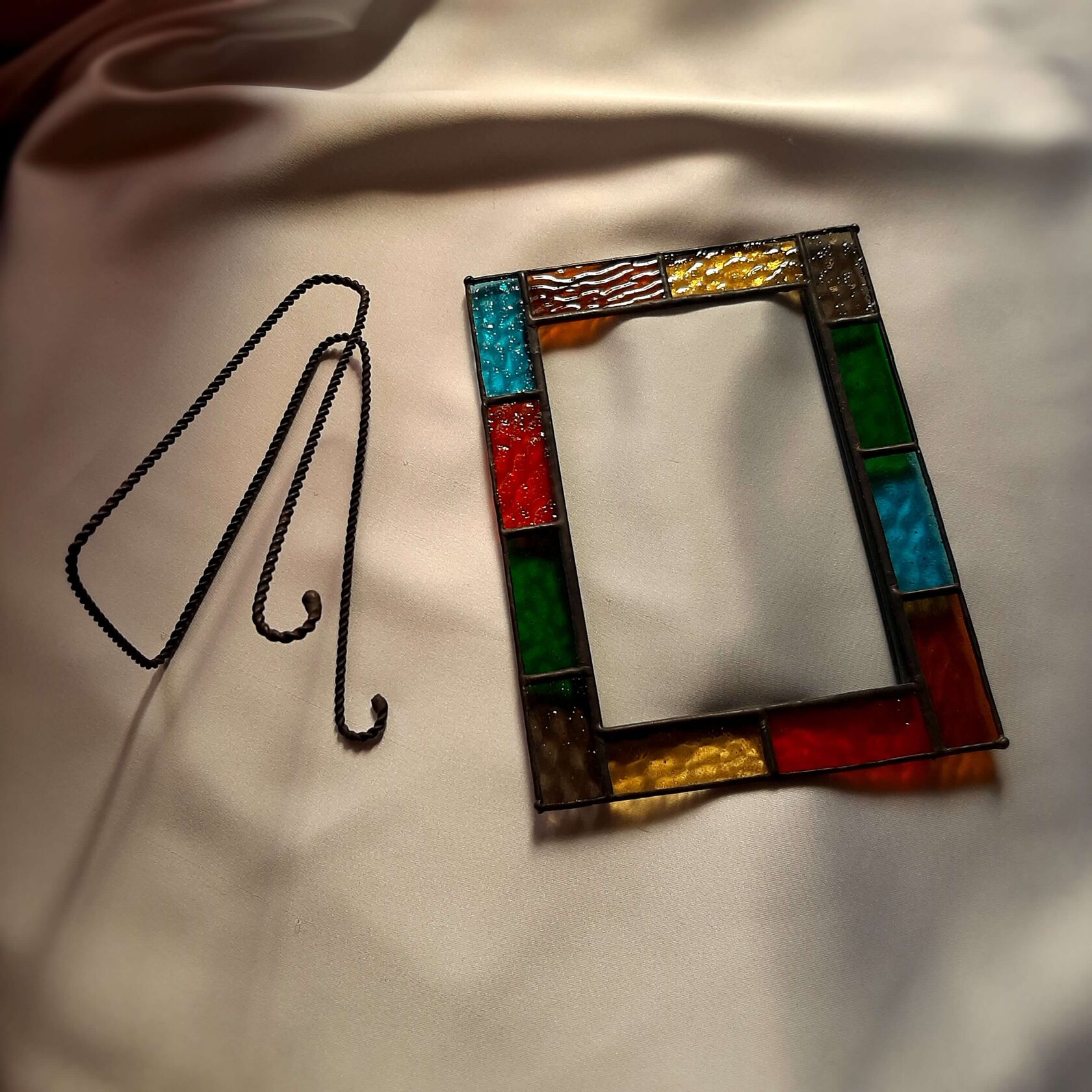 Зеркало с витражной рамой. Витраж в рамке. Зеркало с витражной рамой. Витражное зеркало. Рамка витраж.