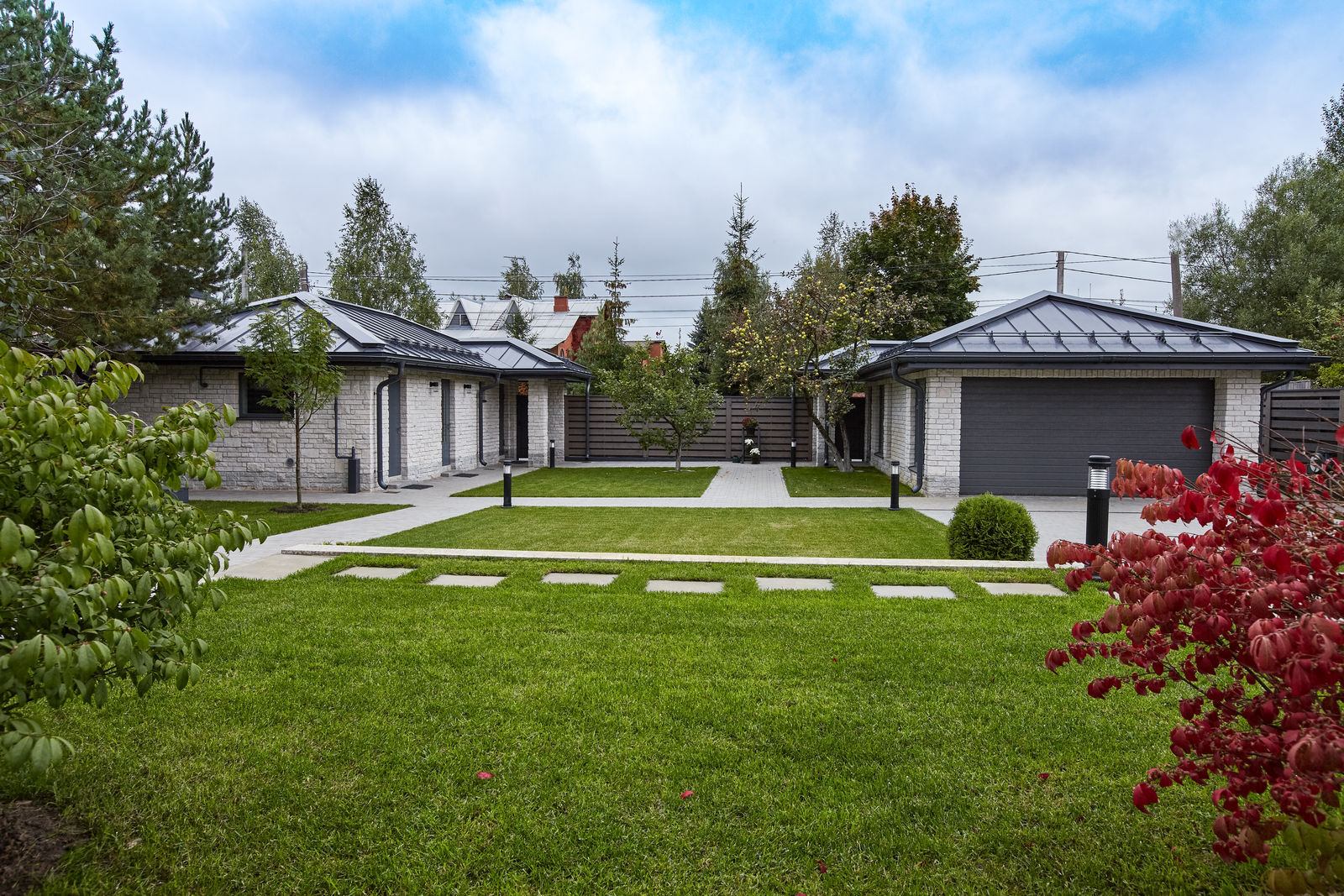 Вид на дом со стороны участка