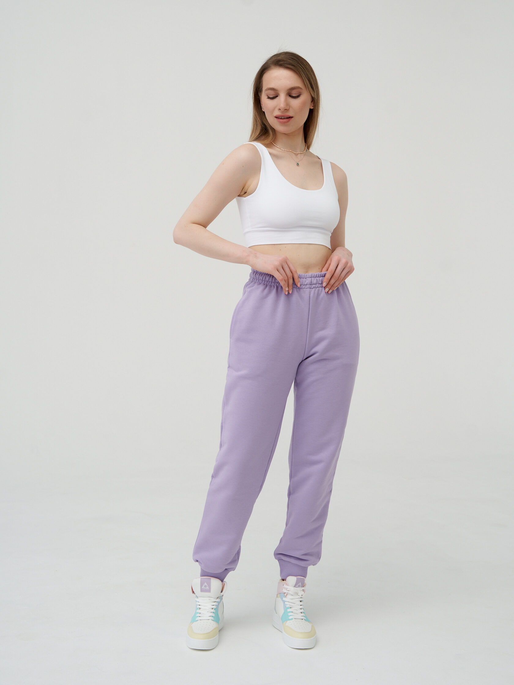 Wildberries спортивные. Спортивные штаны 2025. малиновые спортивные штаны 2025. актуальные спортивные штаны 2025 женские. barbiecore спортивные брюки 2025.