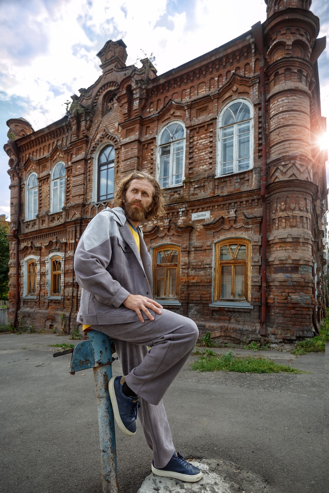 Брюки на модели в движении, нога поднята