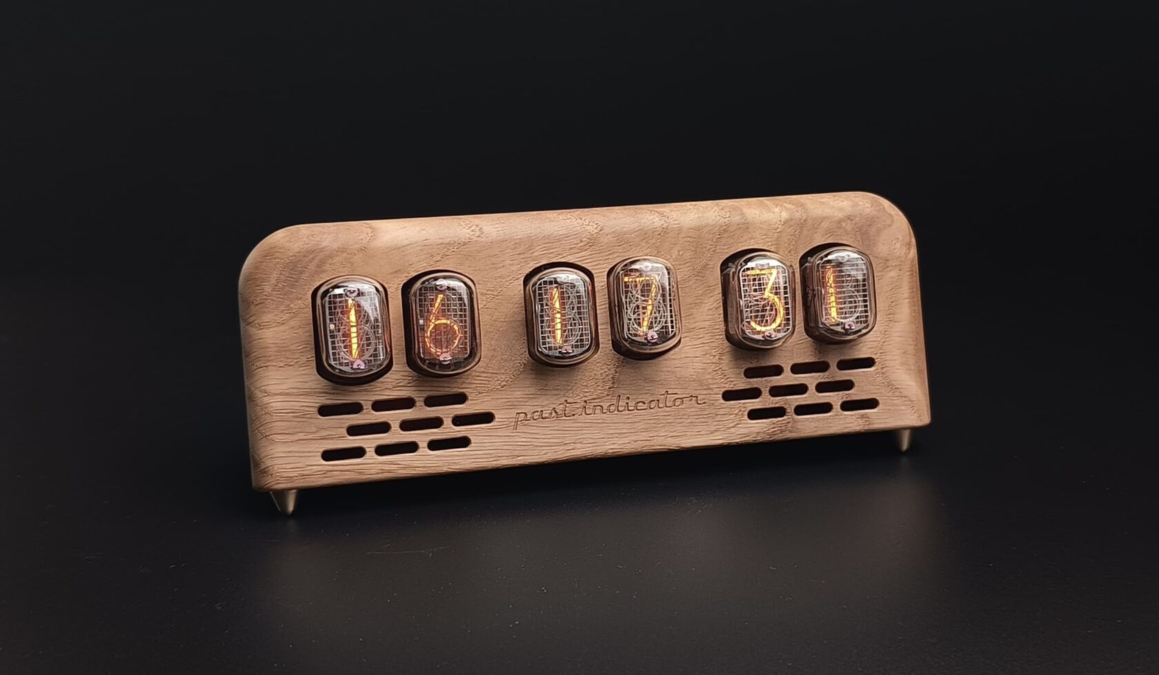 Atmosfera: Oak nixie clock, view 2