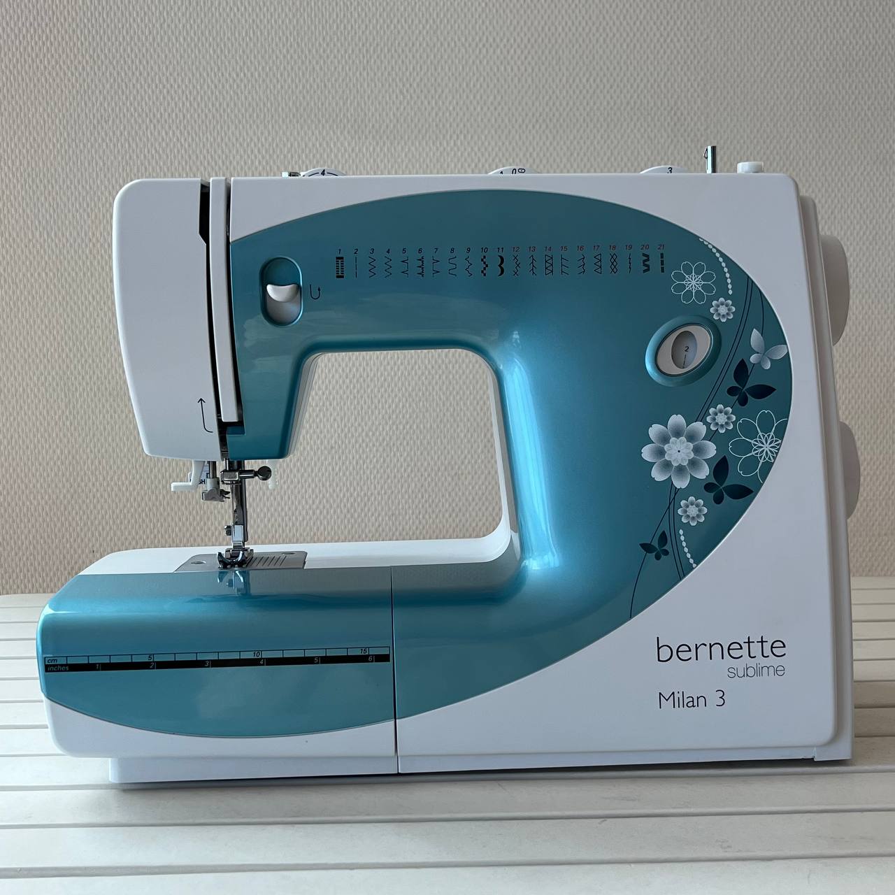 Бывшая в эксплуатации швейная машина Bernina Bernette Milan 3