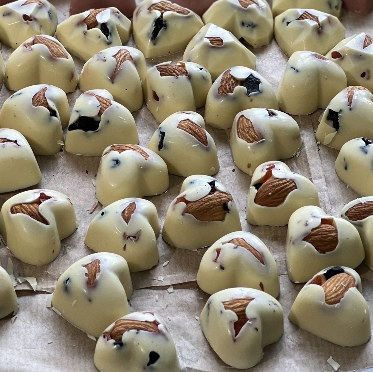 Конфеты из белого шоколада, сгущёнки, орехов и вяленой клюквы