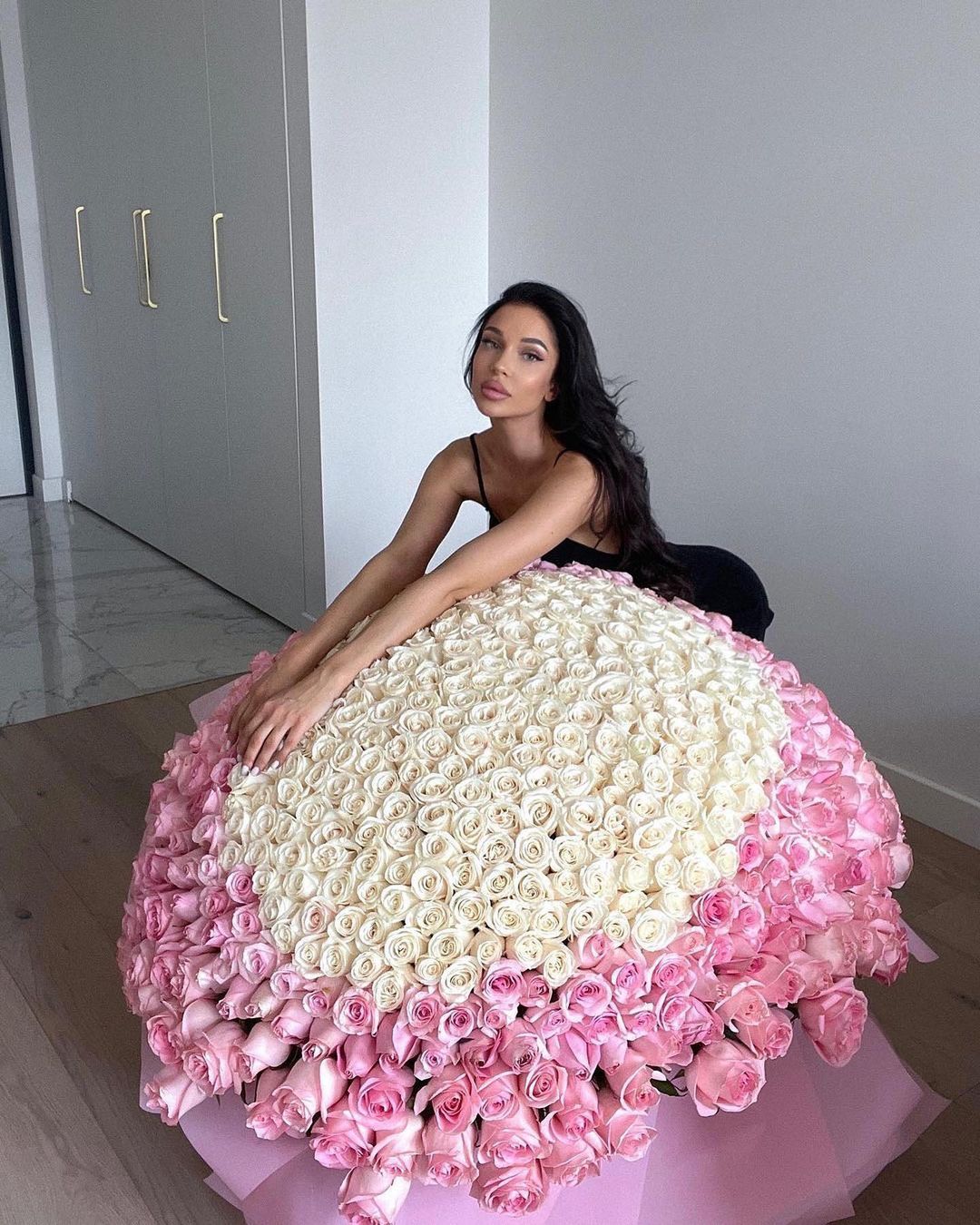 Basket with 777 roses