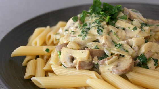 Пенне с курицей и грибами