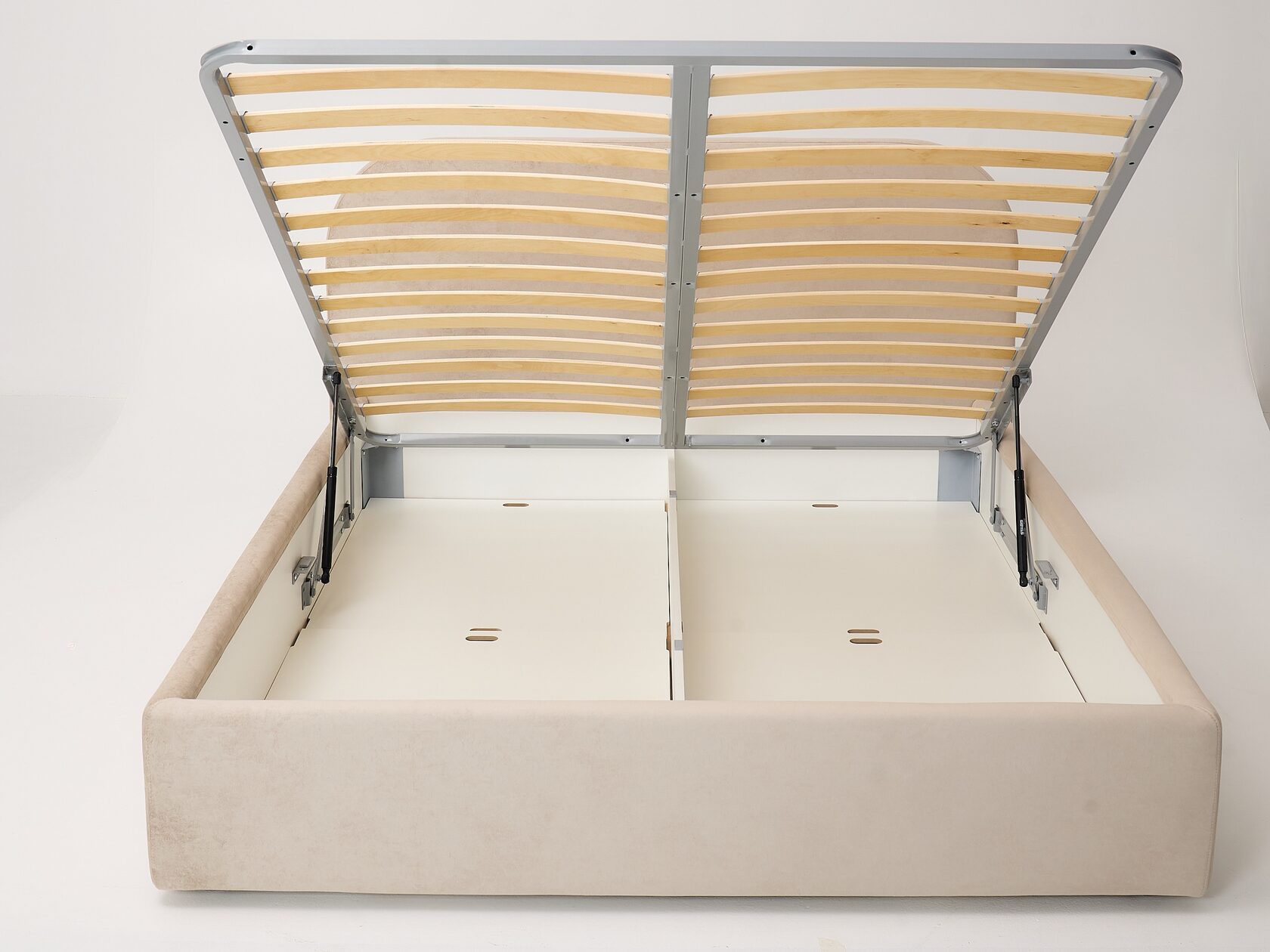 Вместительная ниша для белья с вставным дном*