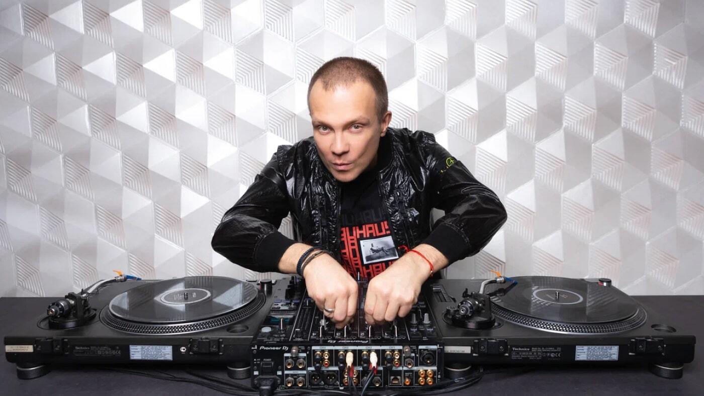 Уникальный курс по аналоговому диджеингу, который погружает вас в настоящую школу звука. Вы будете работать с легендарными Technics SL-1200, учиться сводить треки вручную и чувствовать ритм кончиками пальцев — без кнопок и цифровых подсказок. Уже через несколько занятий вы освоите механику винила, научитесь управлять энергией музыки и создадите свой первый живой сет. Это путь, который проходит каждый настоящий DJ: от прикосновения к пластинке до полной свободы за пультом. Здесь вы станете частью культуры, с которой началась вся мировая клубная сцена