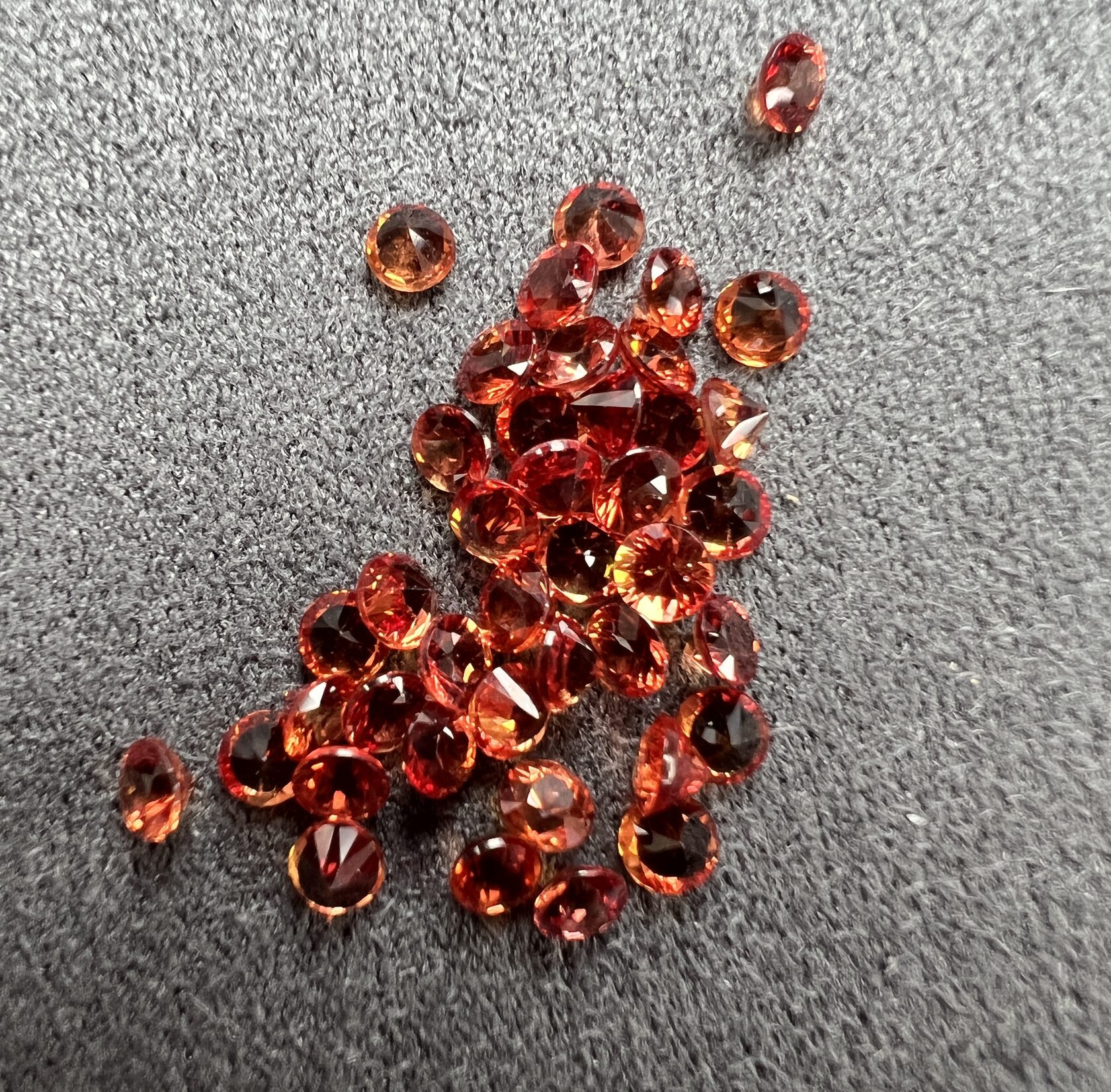 Сапфир красновато-оранжевый круг