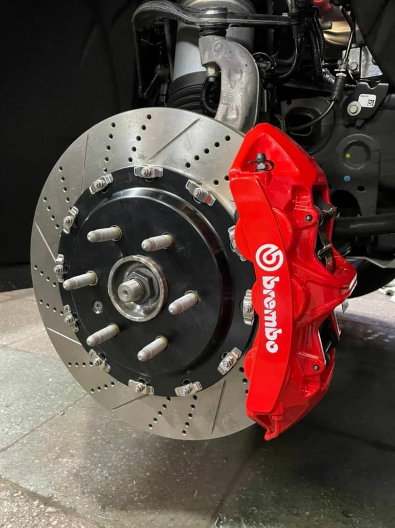 Усиленные многопоршневые тормоза Brembo GT6 на Changan UNI-K от R19