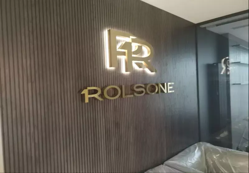 Логотип «Rolsone» с&nbsp;подсветкой на&nbsp;реечной стене