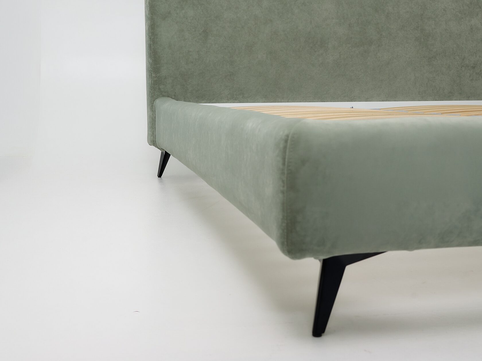 Высокие металлические ножки