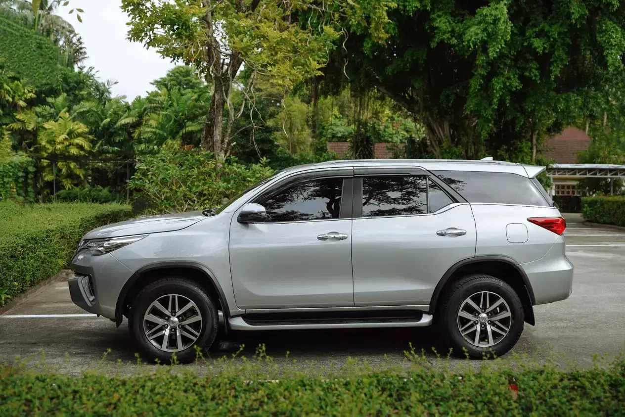 Toyota Fortuner (7 мест)
