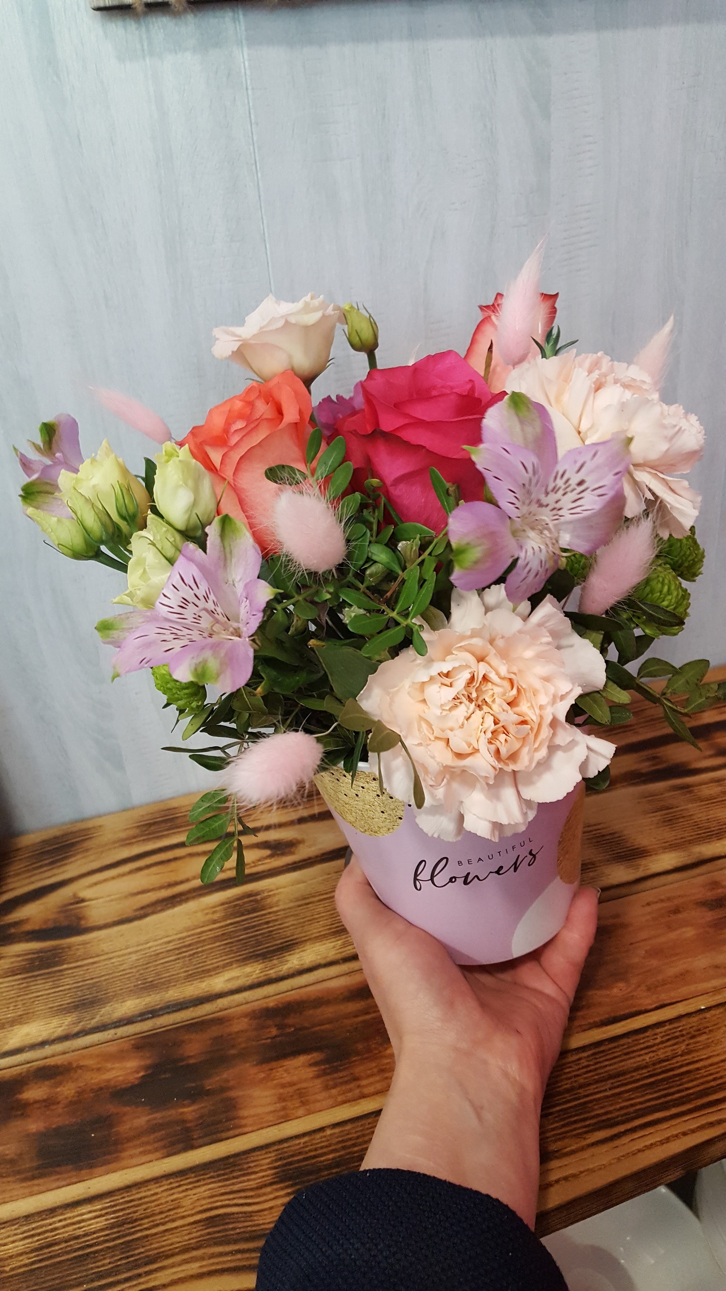 Мини букет из цветов. Красивые маленькие букеты. Небольшие букеты из цветов. Букет комплимент на 1 сентября. Мини букетики из цветов.