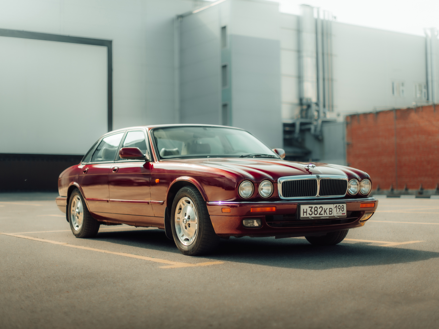 Прокат Jaguar XJ в г.Санкт-Петербург. Без водителя.