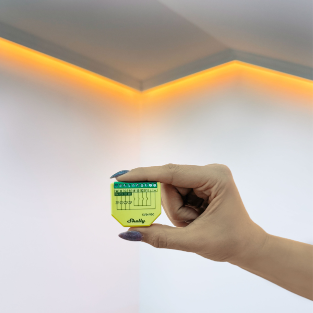 Shelly Plus RGBW PM управляет яркостью LED-ленты 12 или 24 В