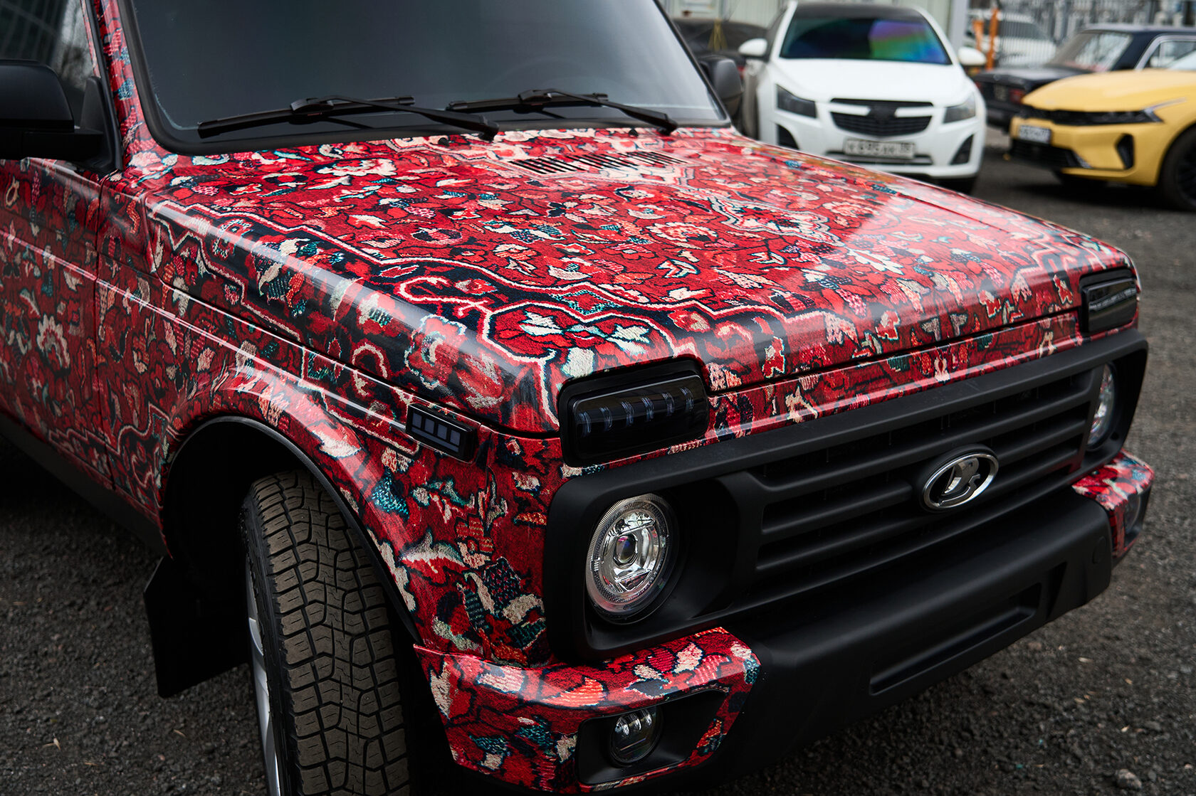 Lada Niva — ковровый орнамент на капоте, переднем крыле и бампере
