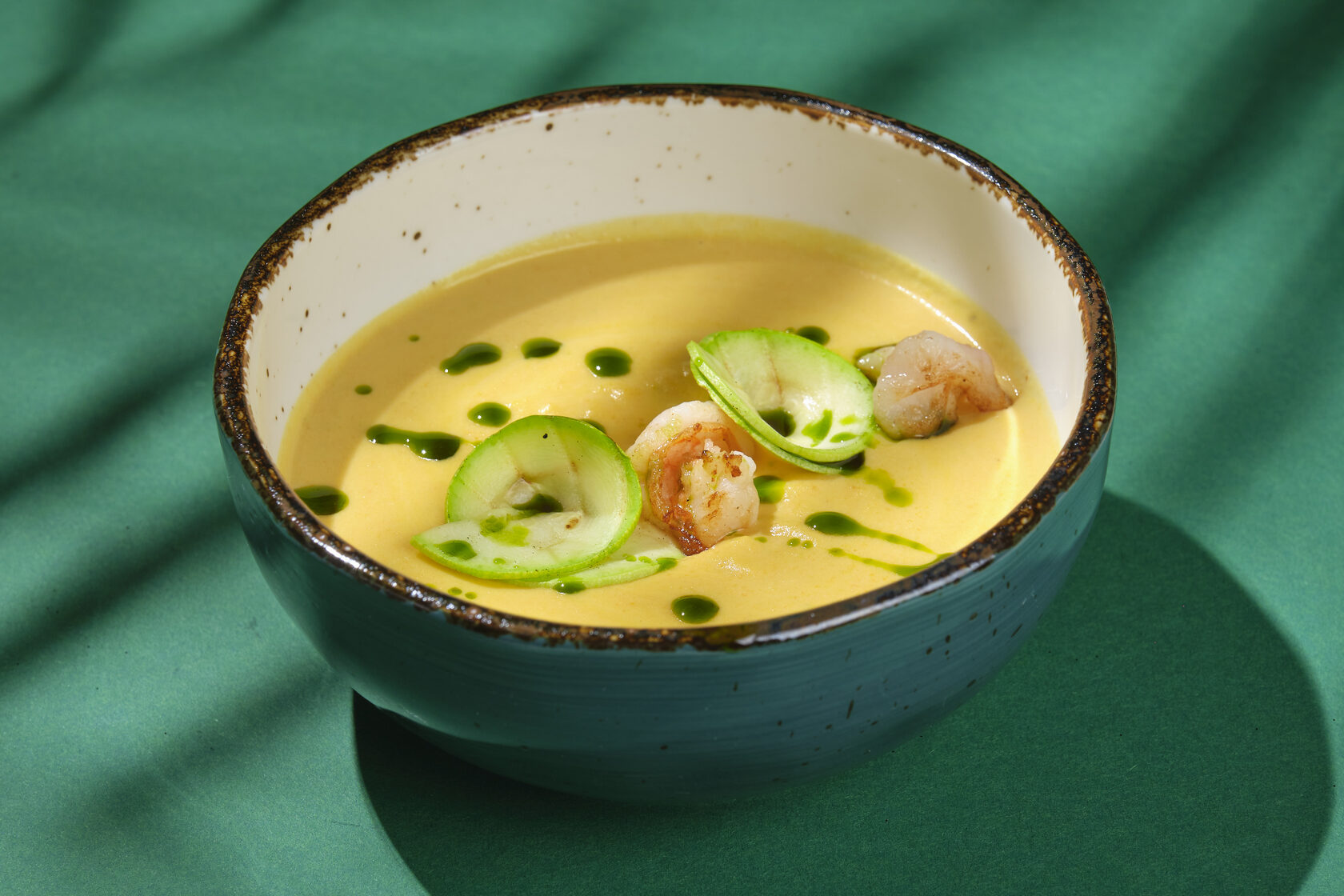 Суп из смеси бобовых. Пряный куриный суп. Суп с копчёными рёбрышками и нутом. Суп из смеси бобовых. Чечевичный суп-пюре.