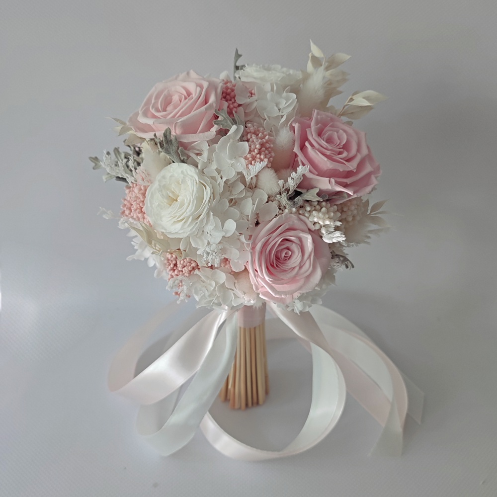 Букет невесты из стабилизированных цветов Нежный