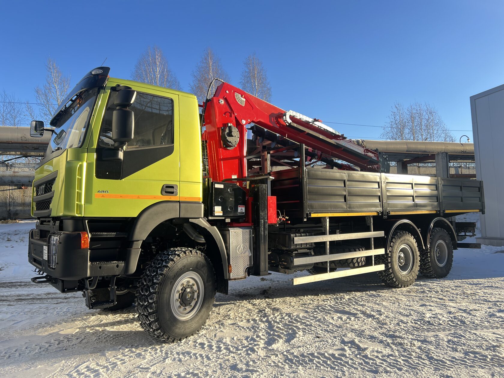 Бортовой автомобиль 6х6 с КМУ АМТ 632944
