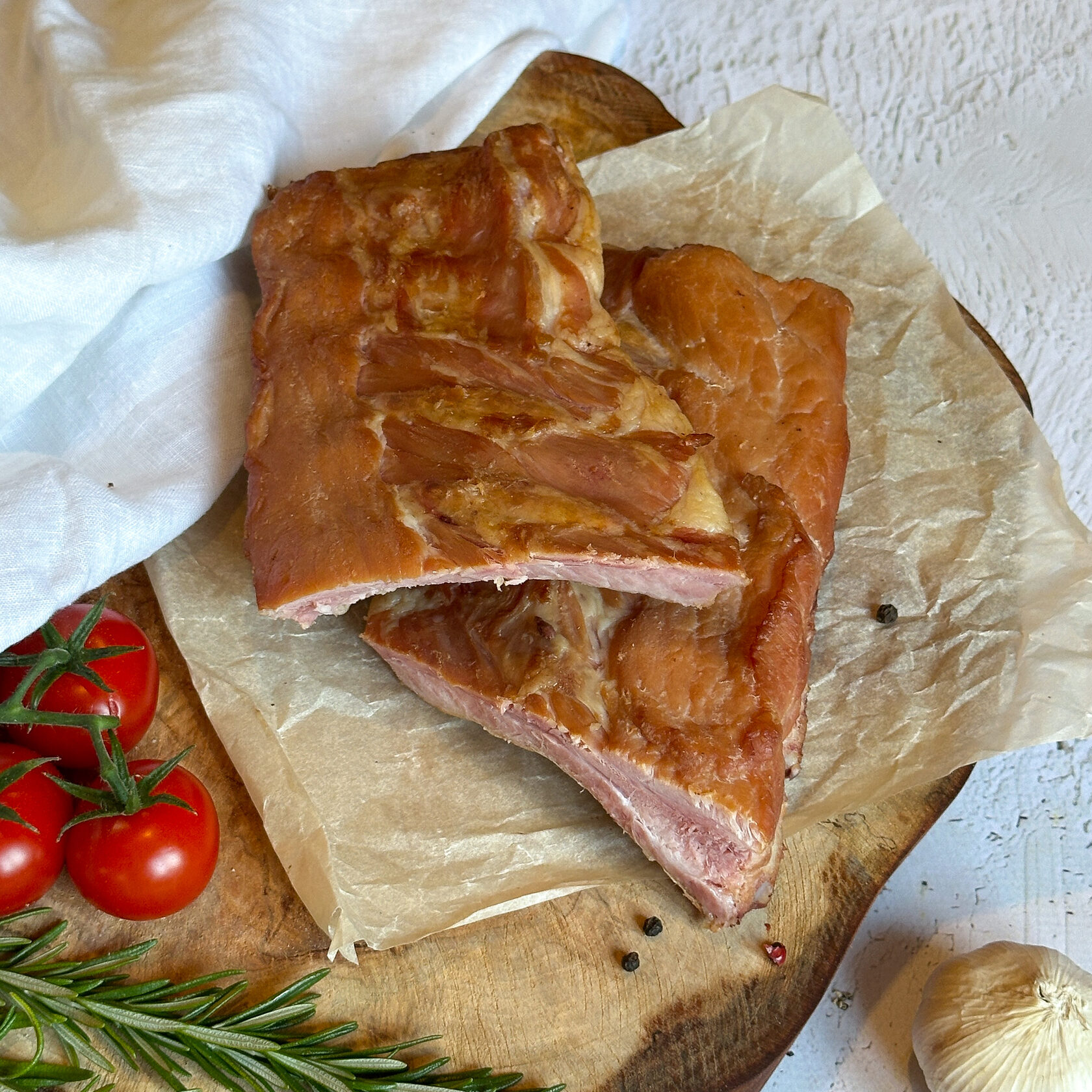 Копченые рёбрышки, с овощами, в булке