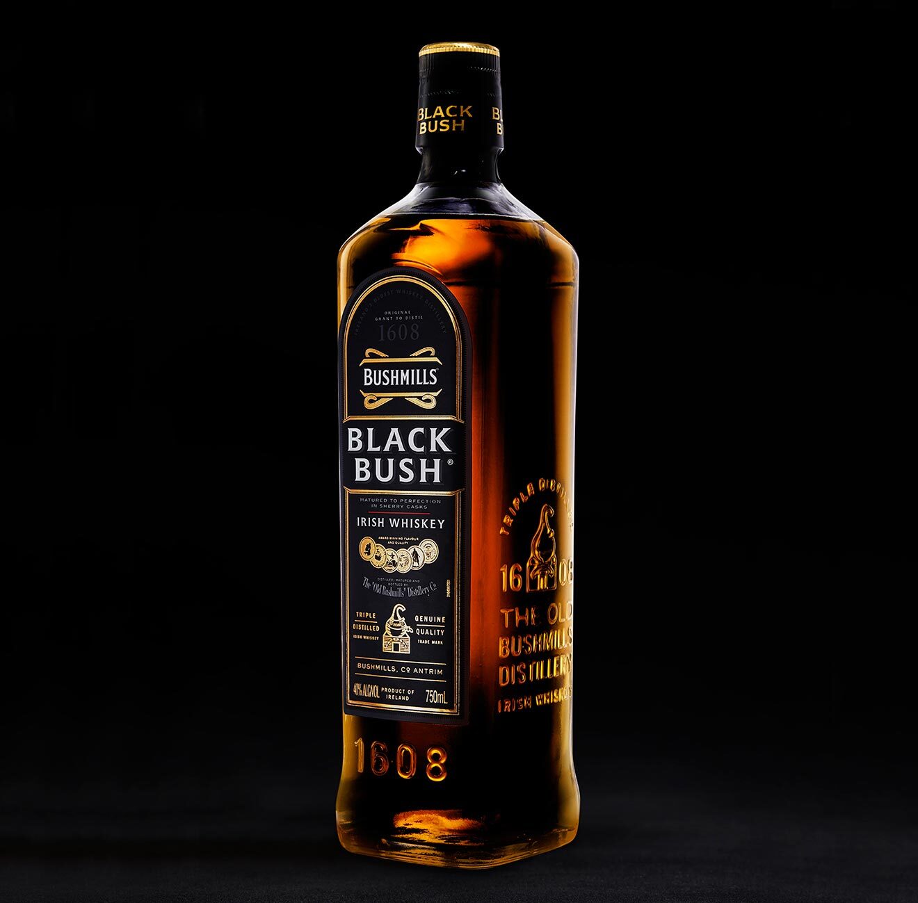 Виски bushmills. Бушмилс Блэк Буш. Виски Бушмилз Блэк Буш. Black Bush виски. Бушмилс Бурбон Каск.