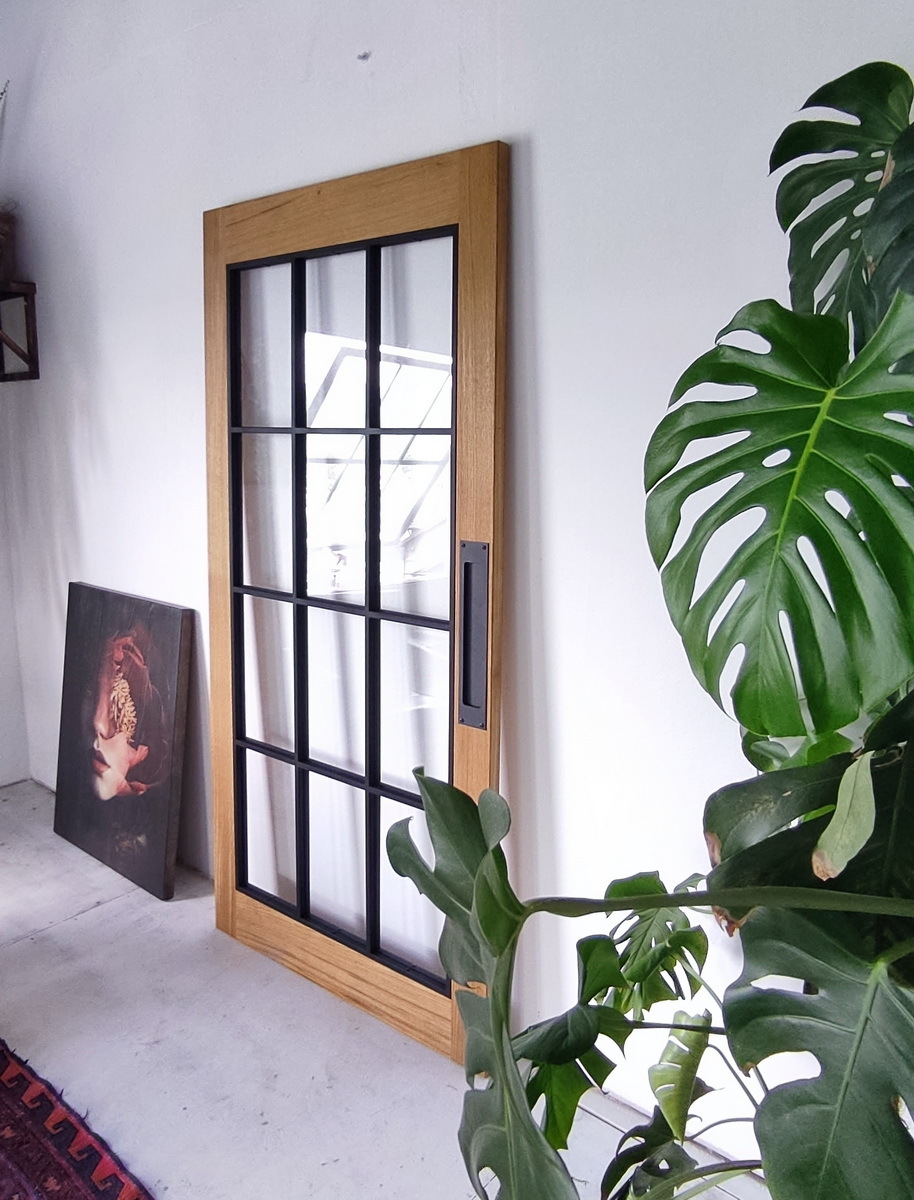 Сравнение распашной и сдвижной двери по занимаемому пространству