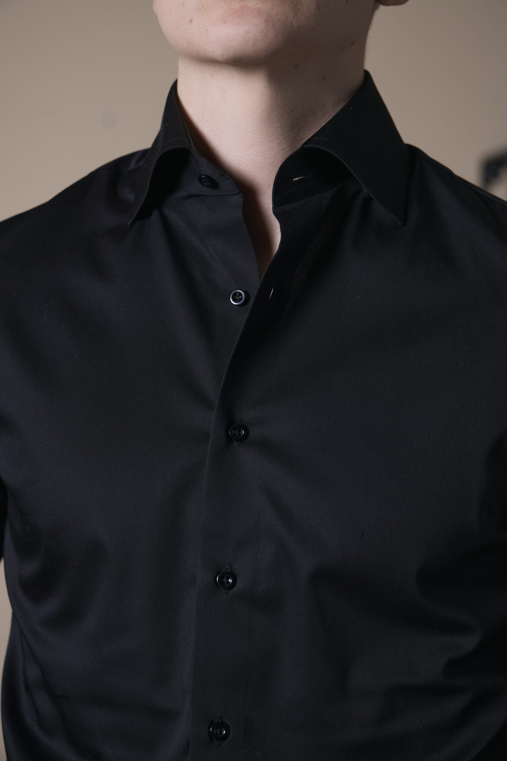 Черная сорочка с большим воротом