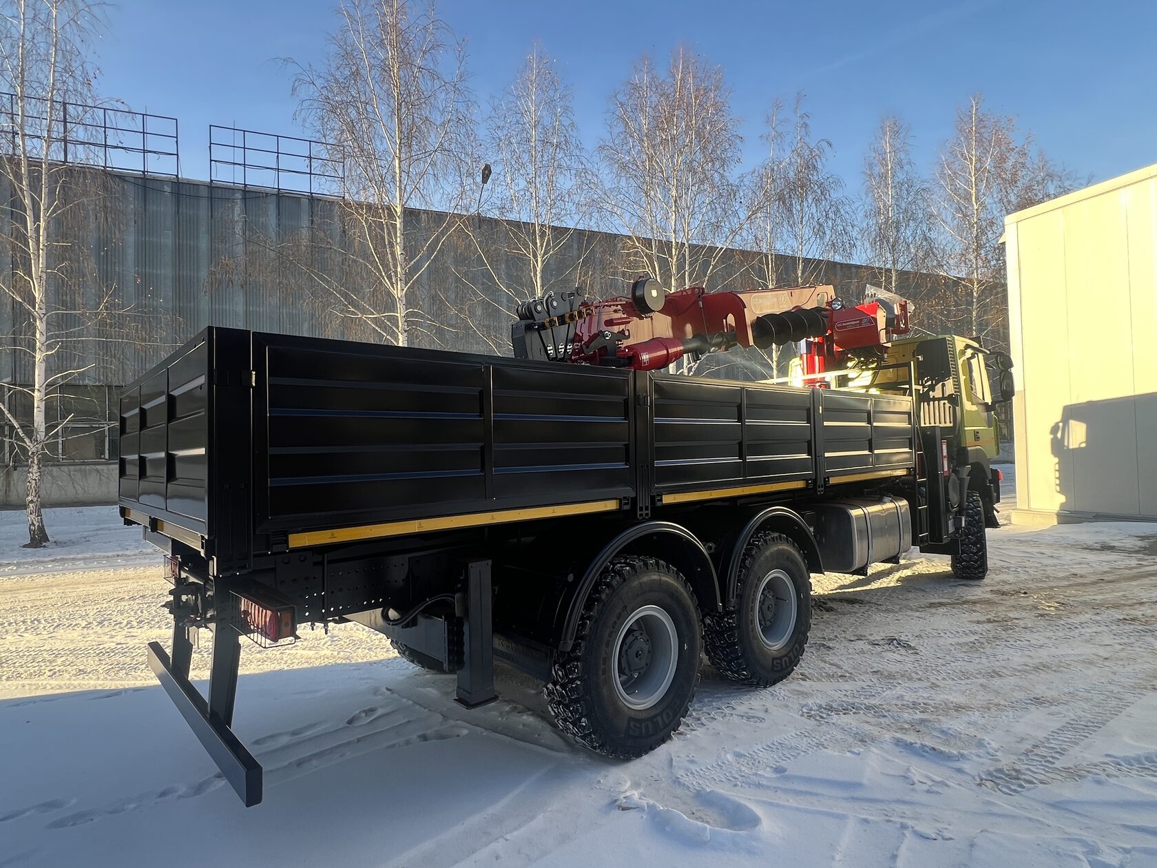Бортовой автомобиль 6х6 с КМУ АМТ 632944