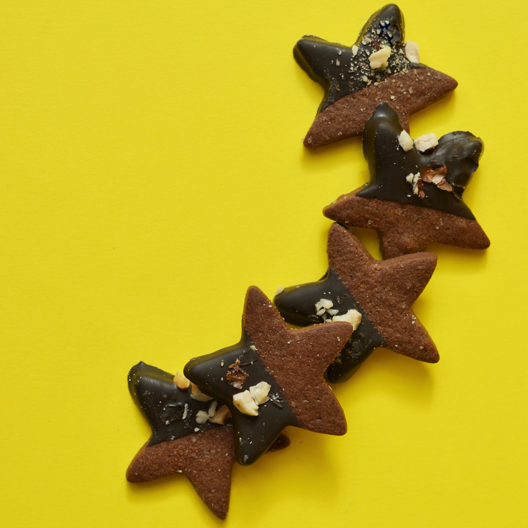 Chocolate stars. Шоколадная звезда. Печенье Звездочка. Шоколадное печенье со звездочками. Печенье Звездочка держит орешек.