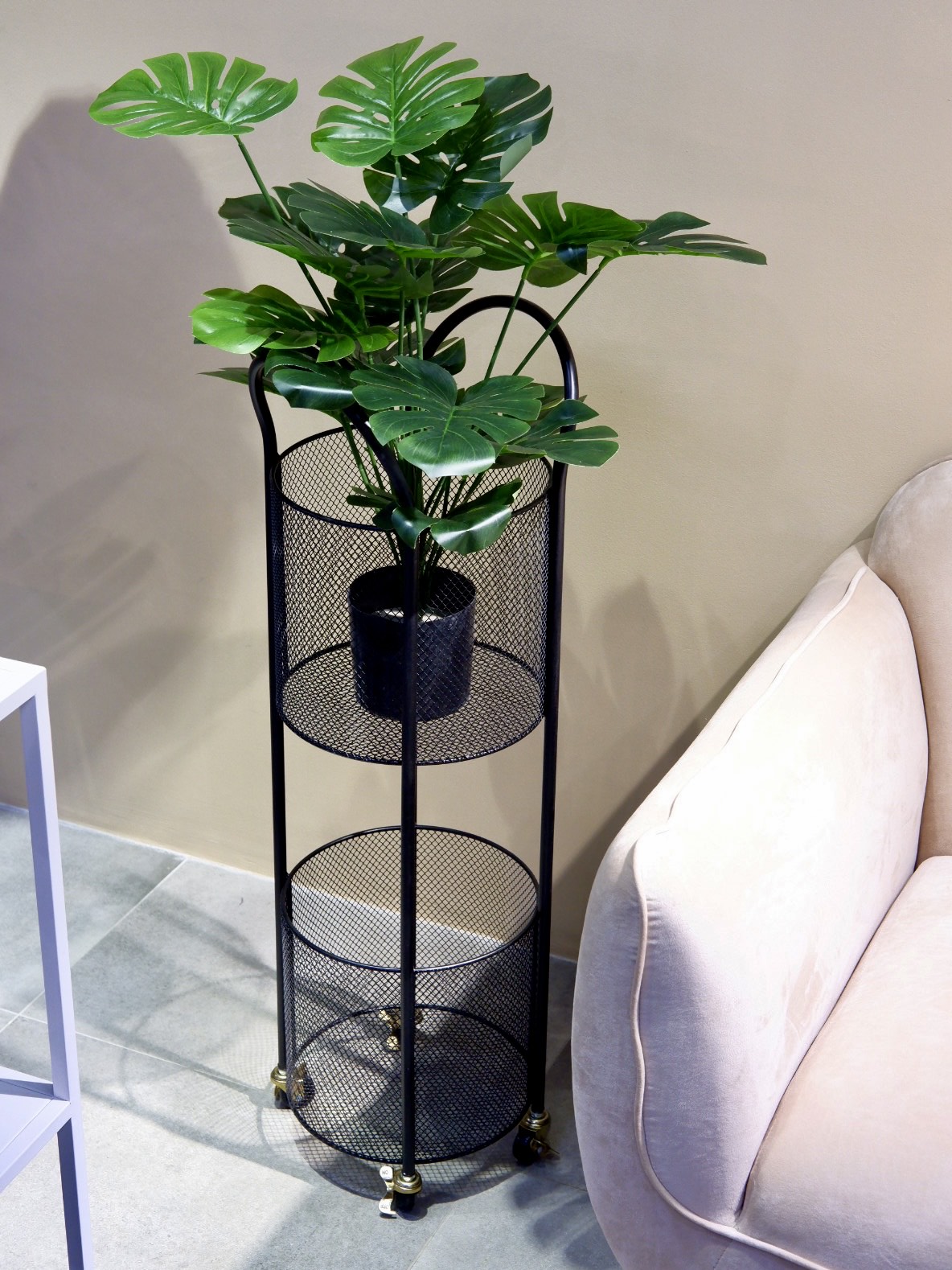 Подставка металлическая на колесиках цвет чёрный