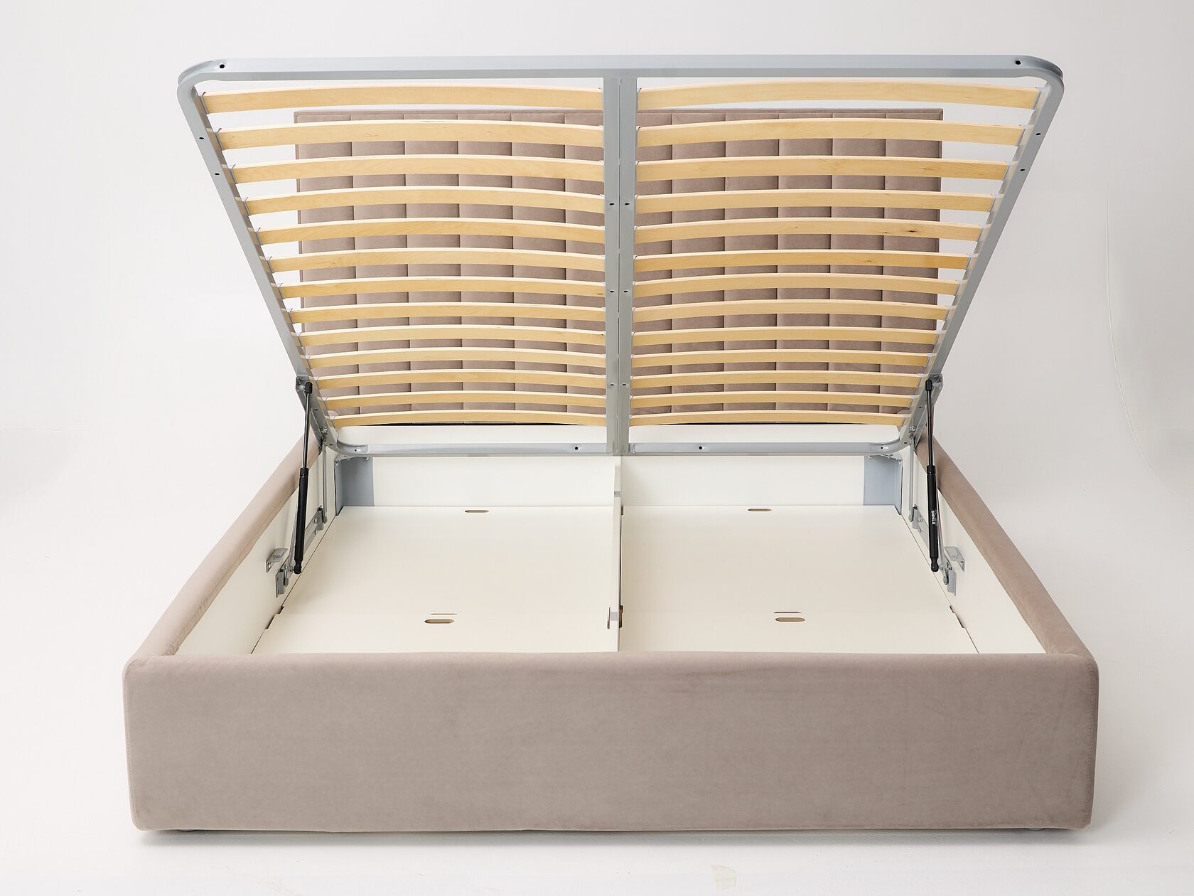 Вместительная ниша для белья со вставным дном*