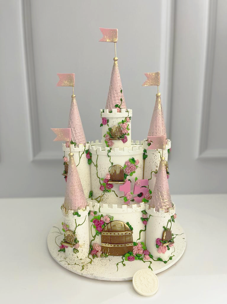 Торт в виде замка принцессы