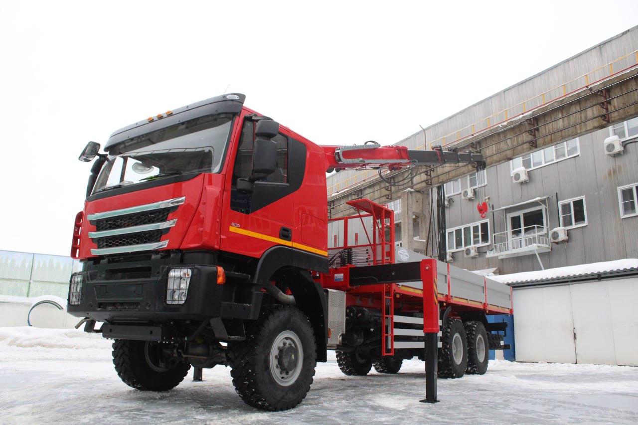 Бортовой автомобиль 6х6 AMT 632944 с буровой установкой