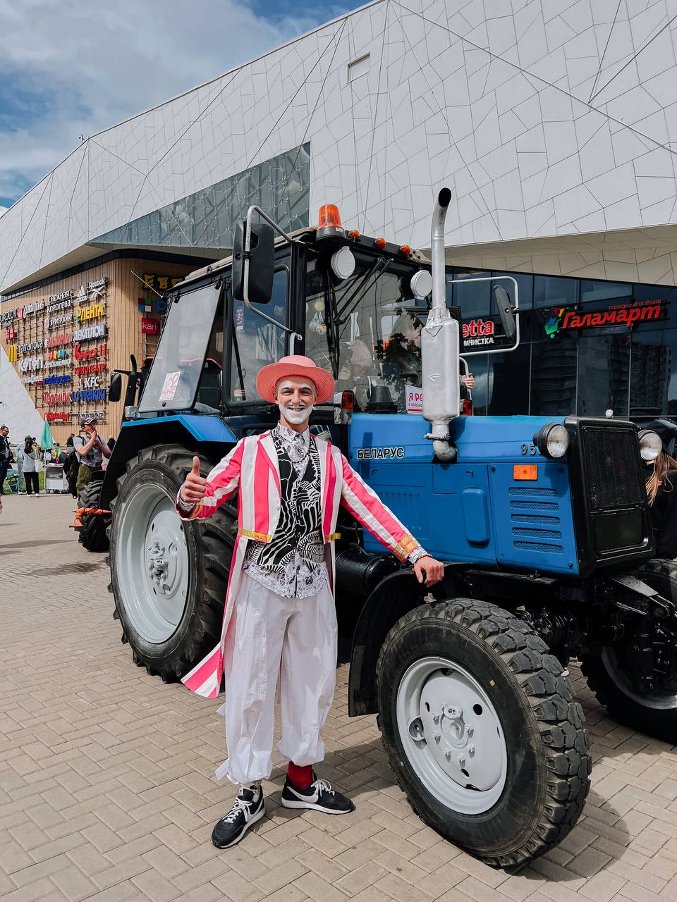 СИНИЙ ТРАКТОР В ОХТА МОЛЛ — фото 5