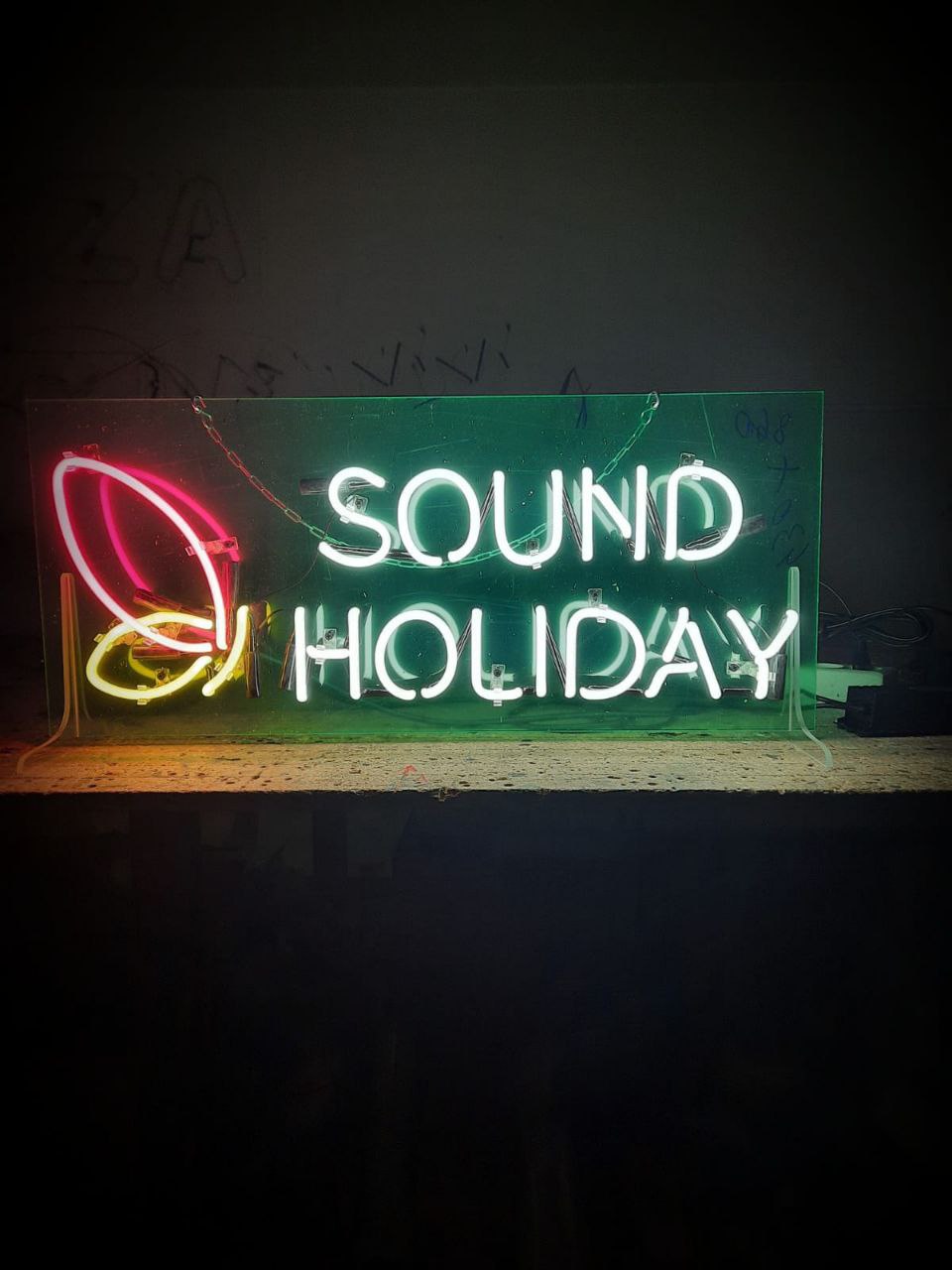 Sound holiday. Неоновые надписи.