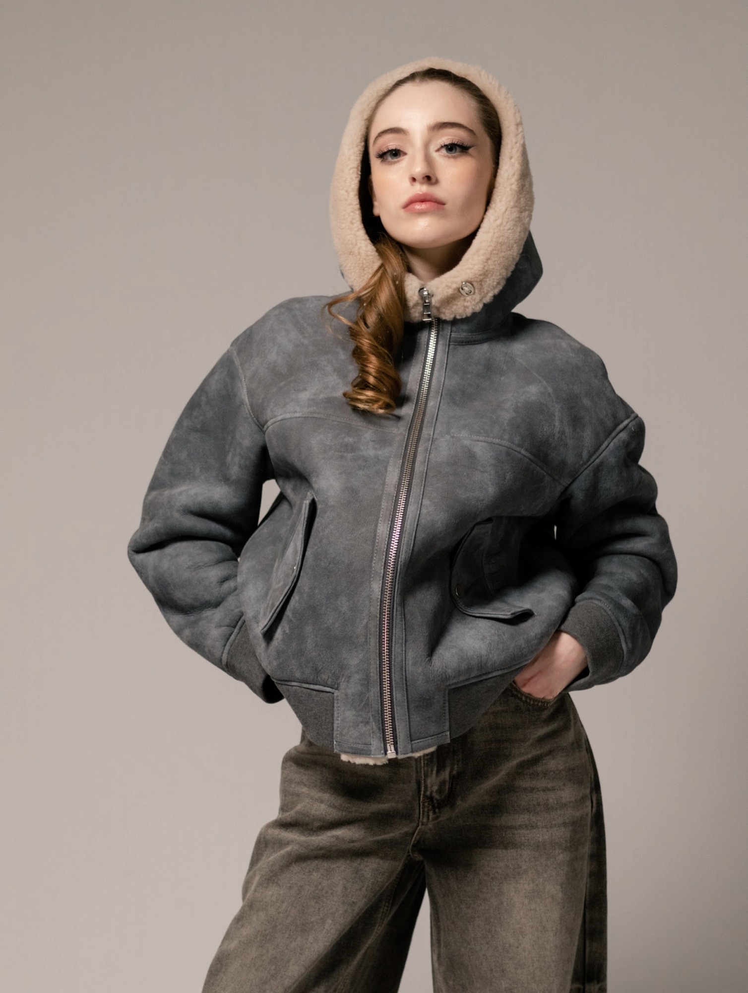 Бомбер из овчины с капюшоном