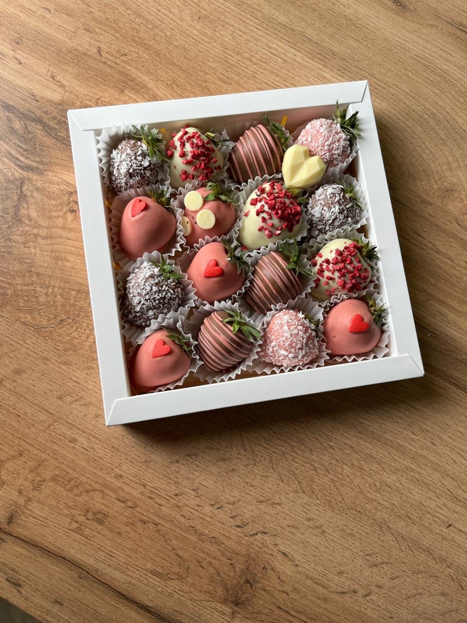 Конфеты микаелло инжир. Клубника в шоколаде фото отзывы. Шоколад с сублимированной клубникой. Сублимированная клубника в шоколаде. Клубника в шоколаде 9 шт.