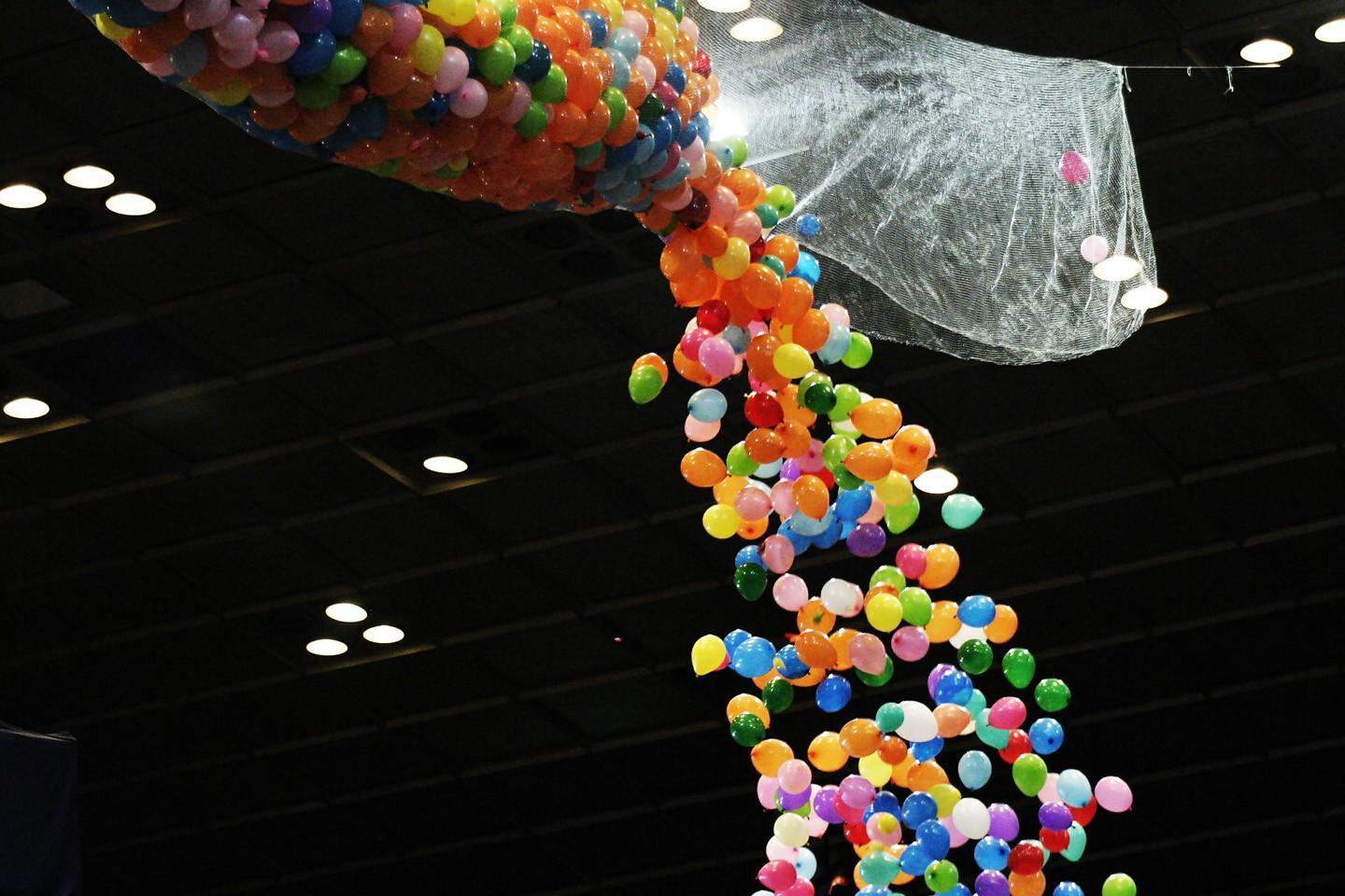 Выпуск воздушных шаров. Воздушные шары. Шары надувные. Маленькие воздушные шарики. Шары падают с потолка.
