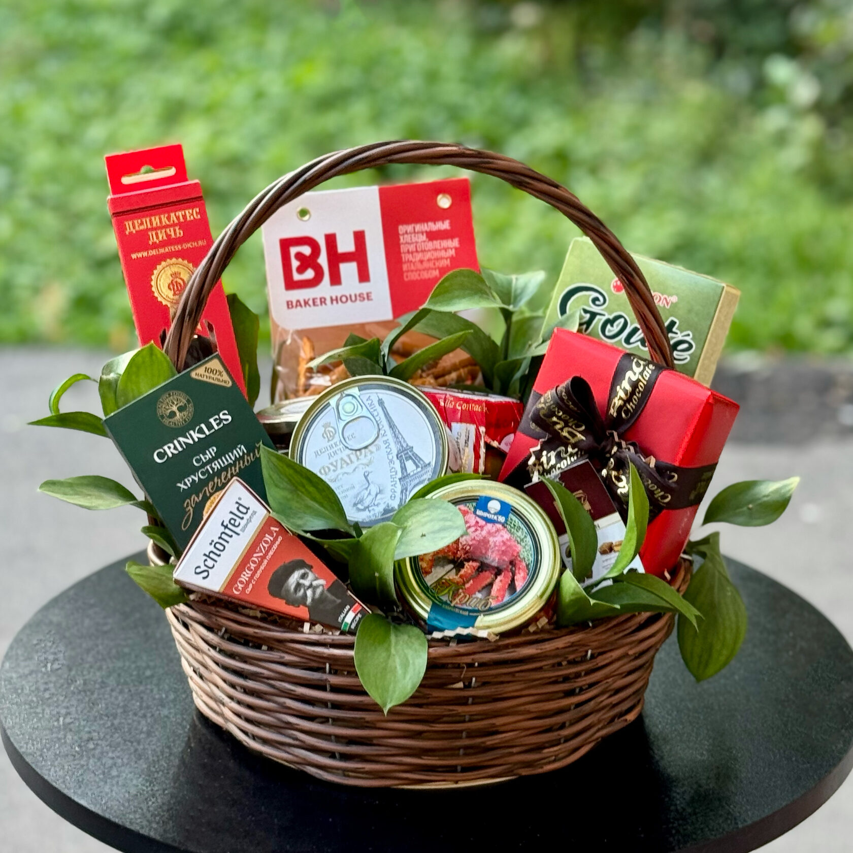 Подарочная корзина "Властелин вкуса" с безалкогольным фруктовым напитком Сангрия 0%