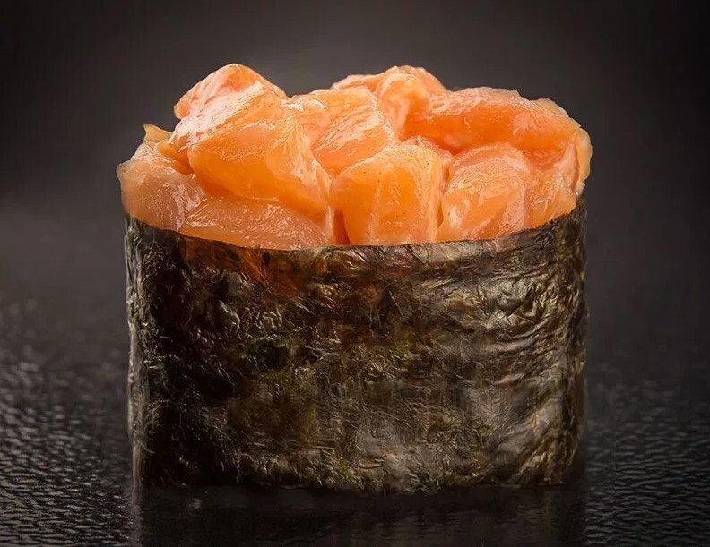 Гункан спайси креветка. Стикс суши. Суши сашими и гунканы. Гункан унаги спайси. Лососина луначарского 1.